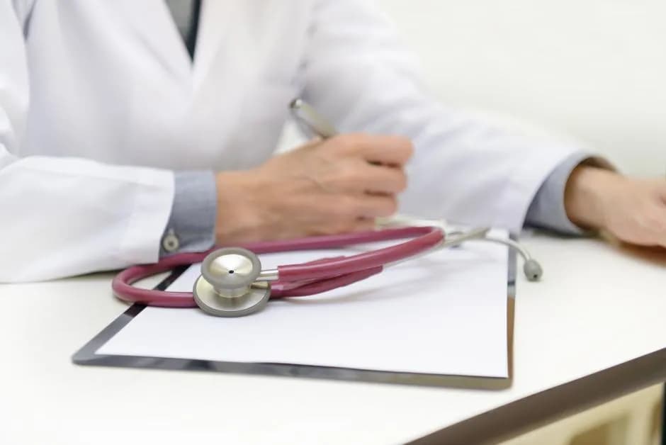 Kiedy ZUS wypłaca chorobowe po ustaniu zatrudnienia? Sprawdź terminy i zasady